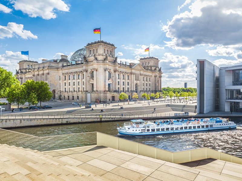 Schiffstouren im Regierungsviertel